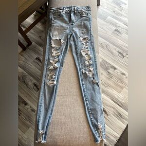Xs (00) American eagle ripped and skinny light blue jeans for girls.